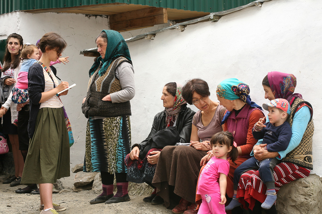 Nina Dobrushina interviewing a villager